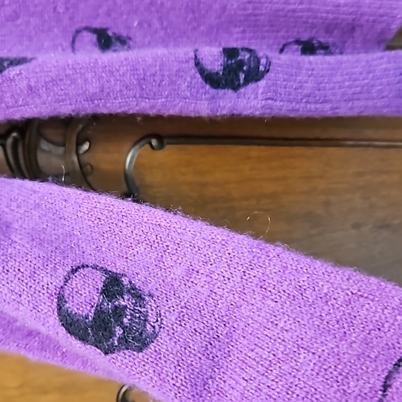 Skull Cashmere Sweaters Skull Cashmere V Neck Pull Over Sweater